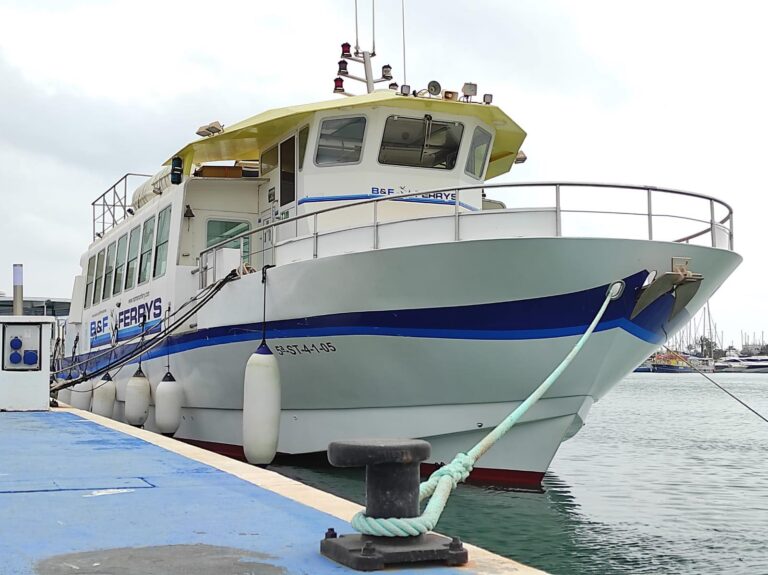 En Santiago de la Ribera podrá encontrar el ferry que sale hacia La Manga